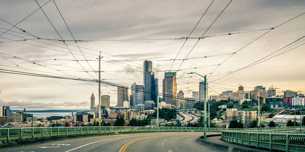 Nascer do sol sobre Seattle wahington horizonte na primavera — Fotografia de Stock