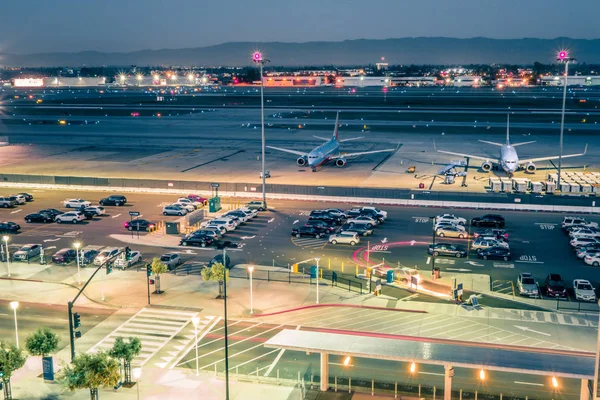 Cenas da manhã cedo em San Jose Califórnia airpor internacional — Fotografia de Stock