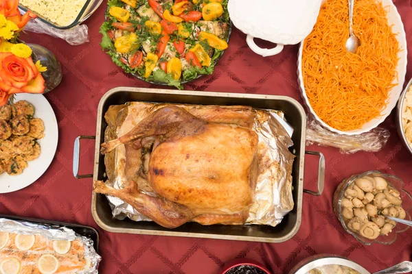 Τραπέζι Των Ευχαριστιών Δείπνο Την Τουρκία Και Σαλάτες — Φωτογραφία Αρχείου