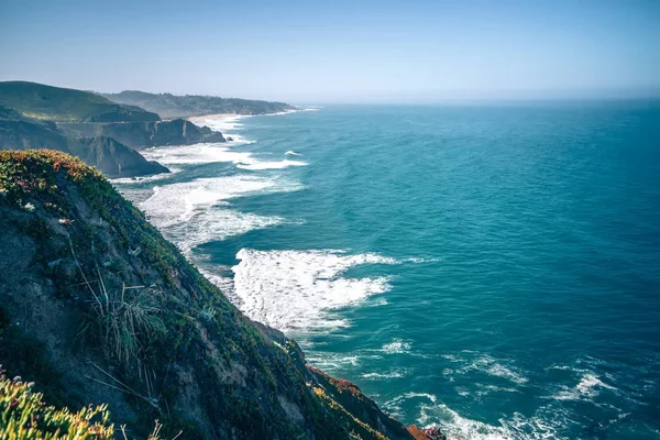 Grå whale cove beach och devils slide park i Kalifornien — Stockfoto