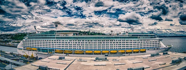 Cruise ship pier 91 i seattle washington — Stockfoto