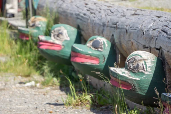Totems kunst en houtsnijwerk op saxman dorp in ketchikan alaska — Stockfoto