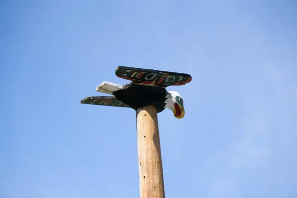 Totems kunst en houtsnijwerk op saxman dorp in ketchikan alaska — Stockfoto