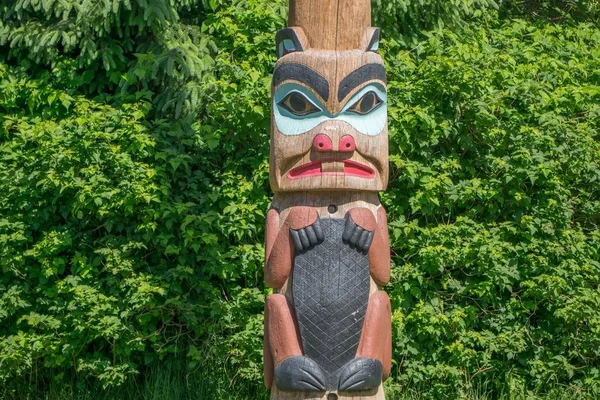 Totems kunst en houtsnijwerk op saxman dorp in ketchikan alaska — Stockfoto