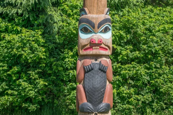 Arte tótems y tallas en la aldea saxman en ketchikan alaska —  Fotos de Stock