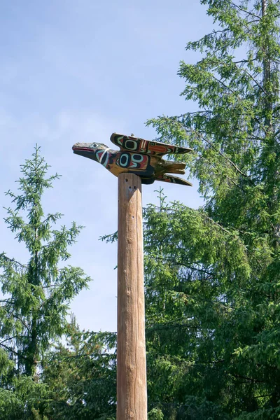 Totems art et sculptures au village saxman dans ketchikan alaska — Photo