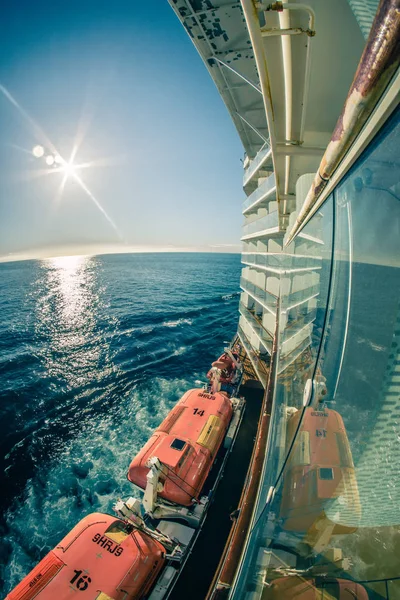 Deck de navio de cruzeiro ou varanda na viagem para o Alasca — Fotografia de Stock