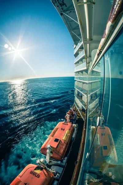 Op het dek van grote cruise schip in de Stille Oceaan in de buurt van alaska — Stockfoto
