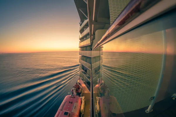 Pôr do sol sobre fiordes do Alasca em uma viagem de cruzeiro perto de ketchikan — Fotografia de Stock