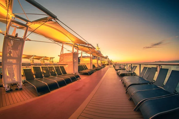 Coucher de soleil sur les fjords de l'Alaska lors d'un voyage de croisière près de ketchikan — Photo