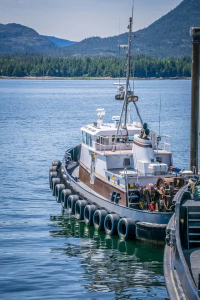 Remolcador pequeño estacionado en el muelle en ketchikan alaska — Foto de Stock