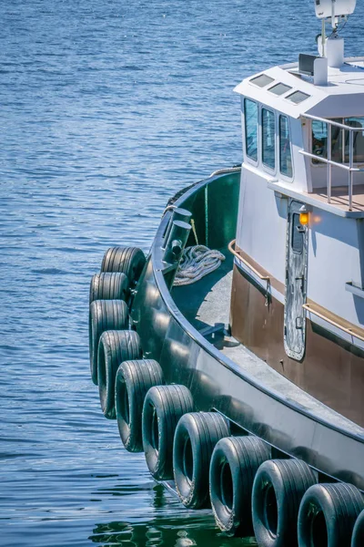 Маленькая буксирная лодка припаркована на пирсе в Кетчикане, Аляска — стоковое фото