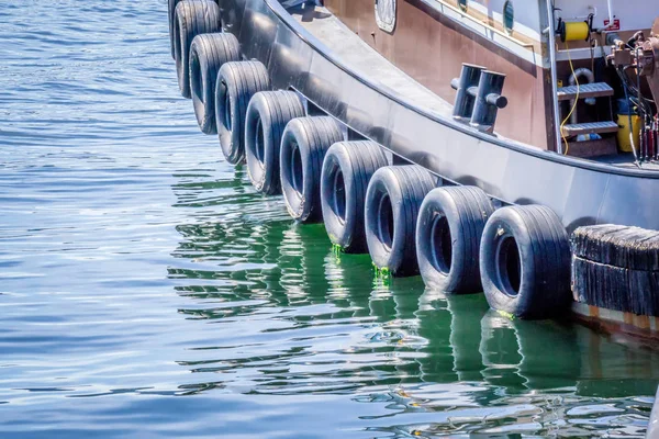 Kleine sleepboot boot geparkeerd op pier in ketchikan alaska — Stockfoto