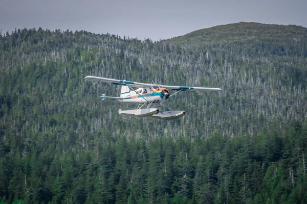 Single prop samolot Pontoon samolot wody lądowania Alaska Last FRO — Zdjęcie stockowe