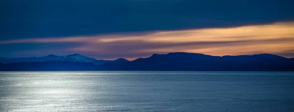 Puesta de sol sobre fiordos de Alaska en un viaje de crucero cerca de ketchikan — Foto de Stock