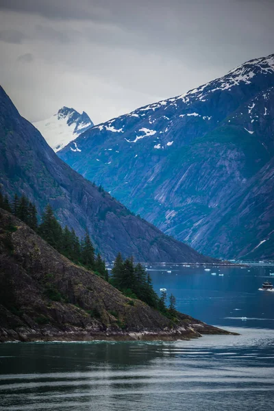 Красивый пейзаж в горах Аляски — стоковое фото