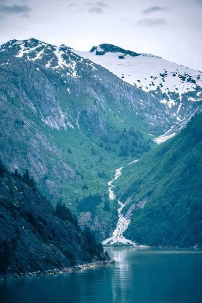 Wasserfall in tracy arm fjord, alaska — Stockfoto