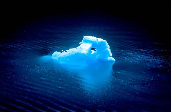 Iceberg blu e pezzi di ghiaccio nell'acqua vicino all'Alaska — Foto Stock