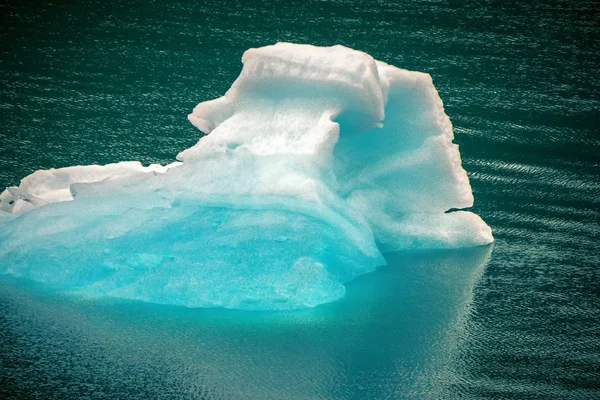 Iceberg blu e pezzi di ghiaccio nell'acqua vicino all'Alaska — Foto Stock