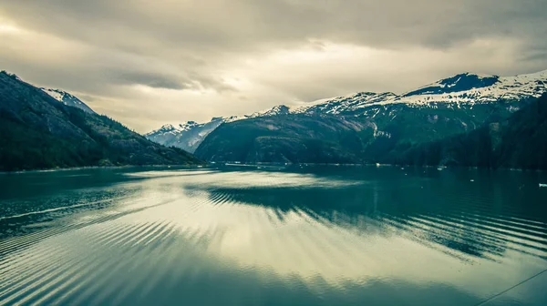 Glaciar e montanhas paisagens no alasca selvagem e bonita — Fotografia de Stock