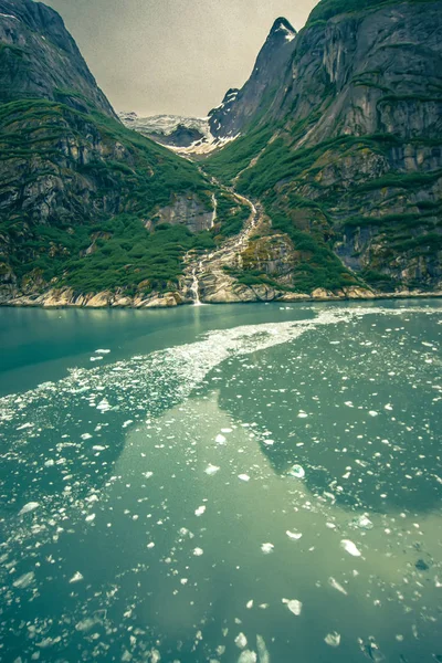 Glaciar y montañas paisajes en salvaje y hermosa Alaska — Foto de Stock
