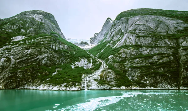 Glaciar y montañas paisajes en salvaje y hermosa Alaska —  Fotos de Stock