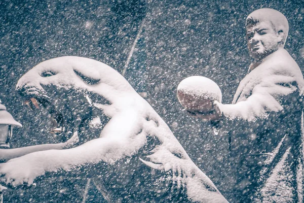 Negro pantera estatua visto a través de la caída de copos de nieve — Foto de Stock