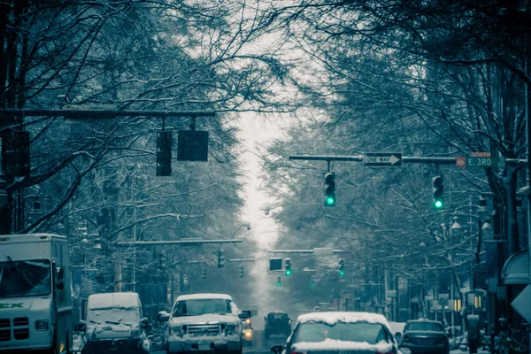 Inverno nevado ruas meteorológicas em uma cidade grande — Fotografia de Stock