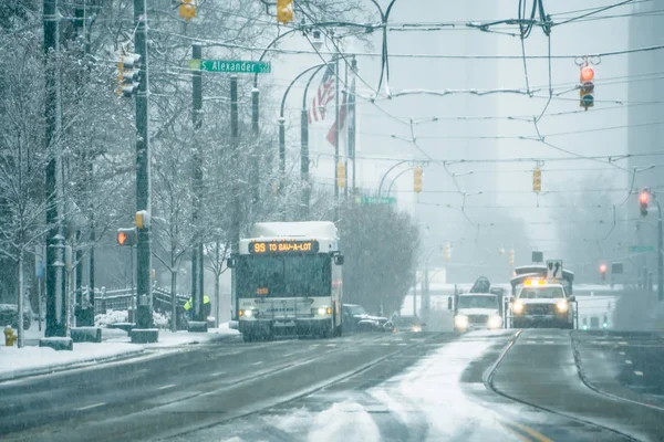 Seltene winterliche Mischung rund um charlotte city streets in north carolina — Stockfoto