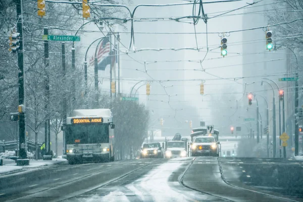 Inverno nevado ruas meteorológicas em uma cidade grande — Fotografia de Stock