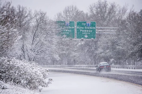 Snowy weather conditions around charlotte airport in north carol — Stock Photo, Image