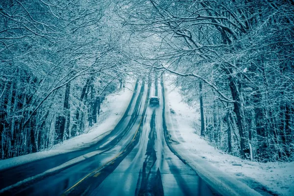 Pericolose condizioni stradali scivolose e ghiacciate — Foto Stock