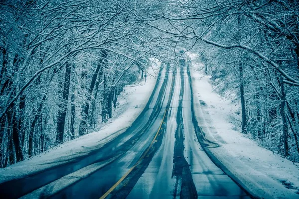 Malas condiciones nevado cubierto de nieve carretera de invierno en el sur de Carolina —  Fotos de Stock