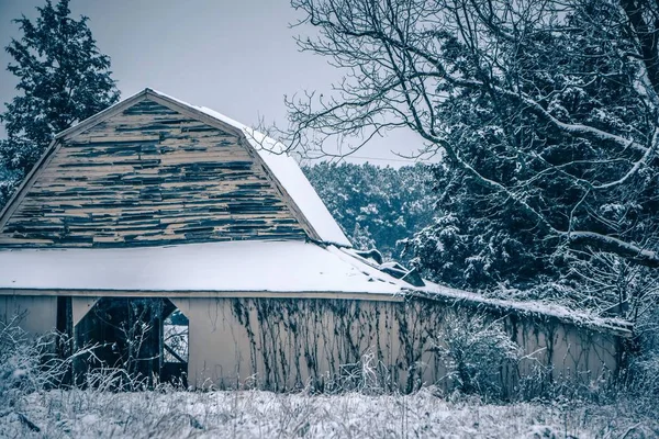 古い納屋の周りの地面に座っている新鮮な雪 — ストック写真
