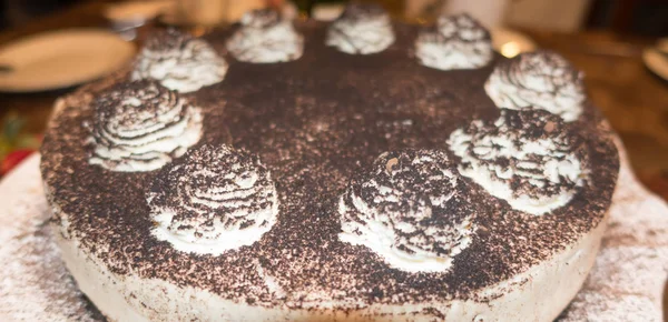 Čokoládové kávové tiramisu dort na jídelním stole pro narozeniny — Stock fotografie