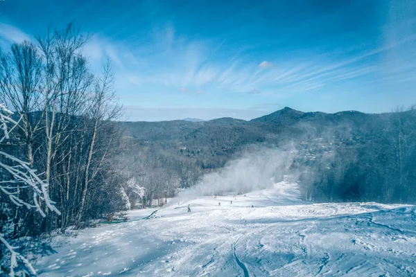 Vista panoramica intorno alla stazione sciistica di montagna zucchero nel nord carolina — Foto Stock