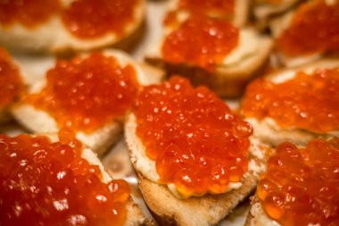 ekmek ve tereyağı abur cubur yemeye hazır üzerinde kırmızı somon havyar