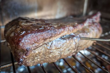 bir elektrikli Barbekü sigara içen döş et