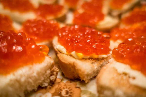 Caviar de salmón rojo sobre pan y mantequilla listo para comer bocadillos — Foto de Stock