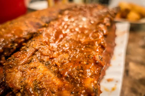 BBQ ribs redo att äta på middagsbordet — Stockfoto
