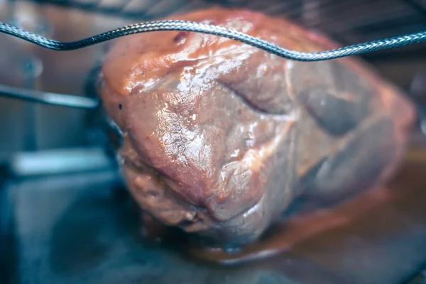 Culo de cerdo ahumado cortado en un fumador eléctrico — Foto de Stock