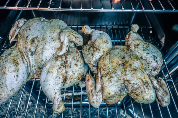 Pollo entero ahumado en barbacoa eléctrica fumador —  Fotos de Stock