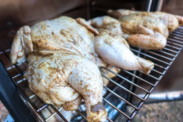 Pollo intero affumicato in barbecue elettrico affumicatore — Foto Stock