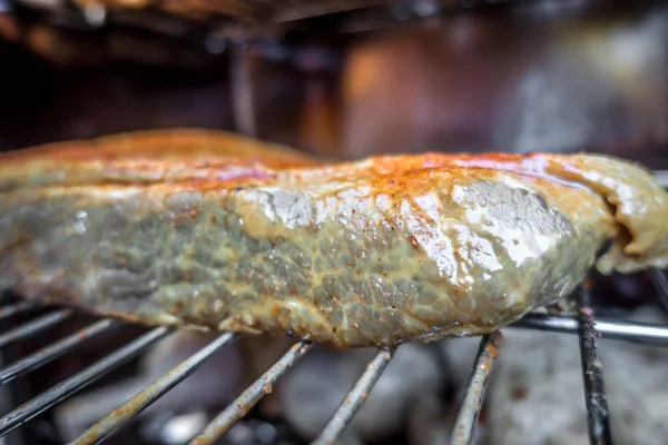 Losa de carne de brisket en un ahumador barbacoa eléctrica — Foto de Stock