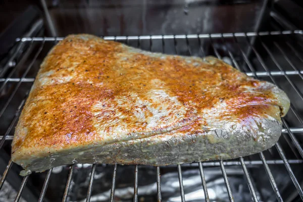 bir elektrikli Barbekü sigara içen döş et