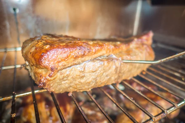 Losa de carne de brisket en un ahumador barbacoa eléctrica — Foto de Stock