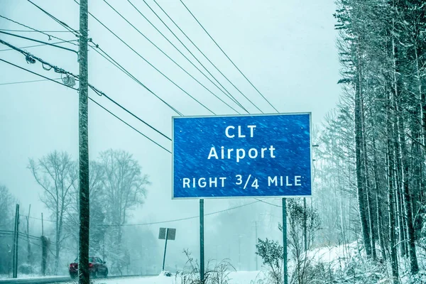 Schneeglätte rund um den Flughafen Charlotte im Norden — Stockfoto