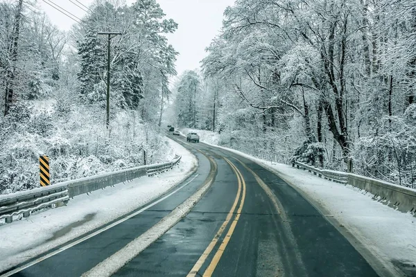 Dåliga förhållanden snö täckta vinterväg i south carolina — Stockfoto