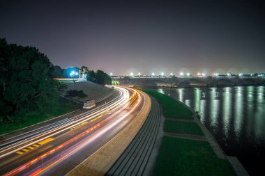  Rosslyn manzarası, Theodore Rosevelt Memorial Köprüsü ve trafik 