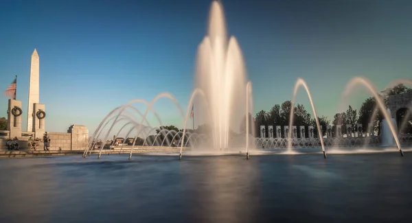 Washington Memorial Tower reflektiert in reflektierendem Pool bei Sonnenuntergang — Stockfoto